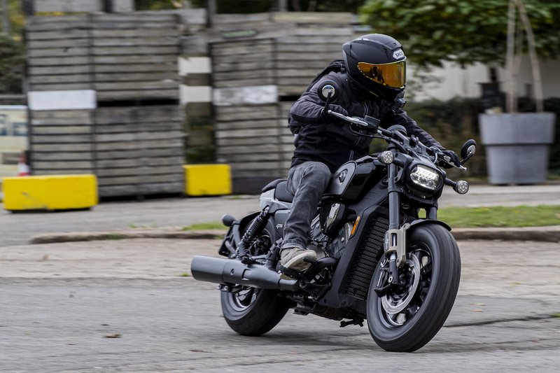 La SRV 600 V traverse une banlieue déserte de la ville