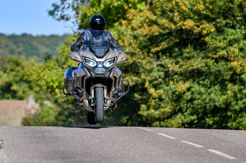 De GT750, in vooraanzicht, komt met de wielen van de grond op een heuvelachtige weg