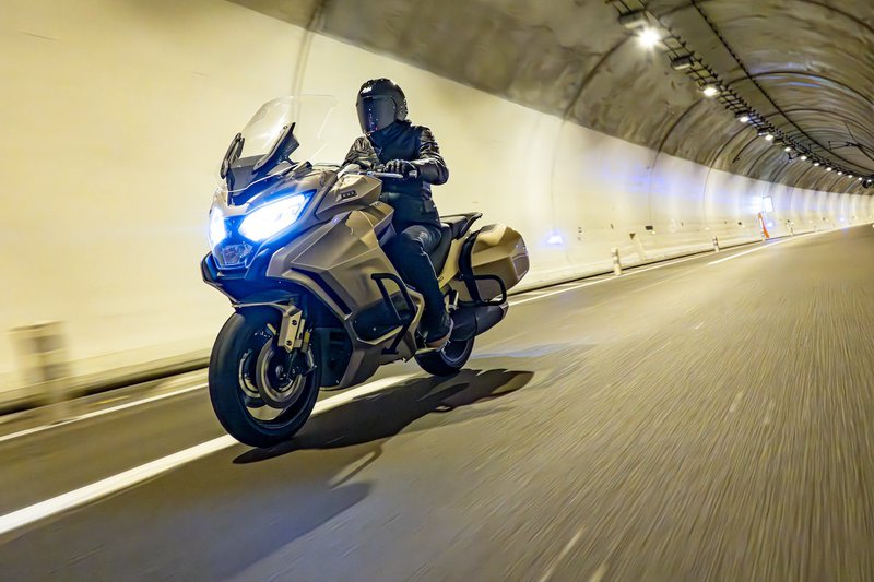 De Mash GT750 rijdt door een verlaten tunnel