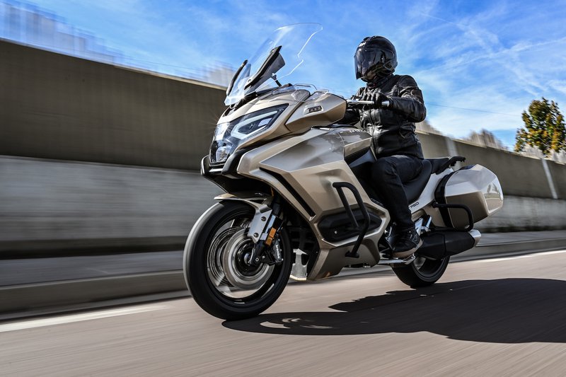 Mash GT750 rijdt op de snelweg, met een betonnen muur naast