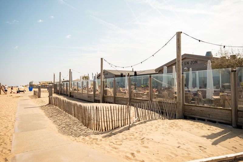 Bâtiment situé sur la plage près de Leyde.