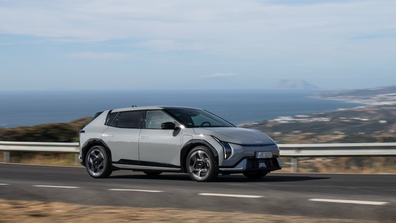 Kia EV4 vue de profil sur une route de montagne