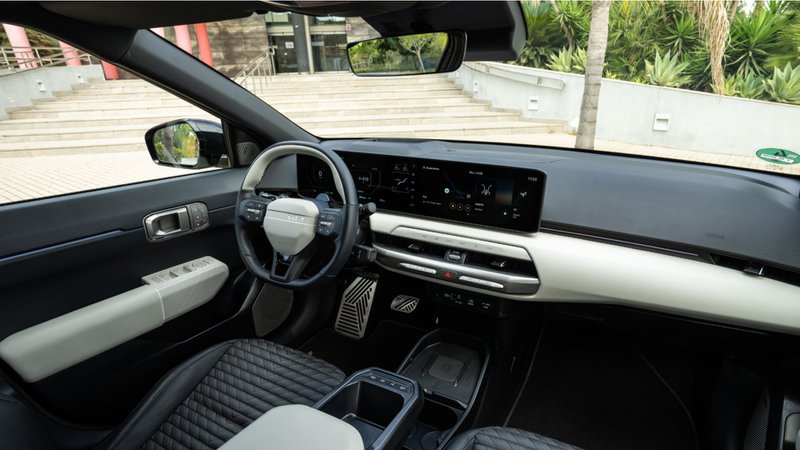 Intérieur de la Kia EV4 avec un écran large devant le conducteur 