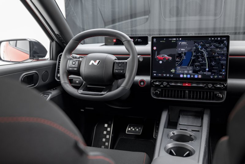 binneninrichting van een auto met een ovaal stuur en een groot beeldscherm - Hyundai