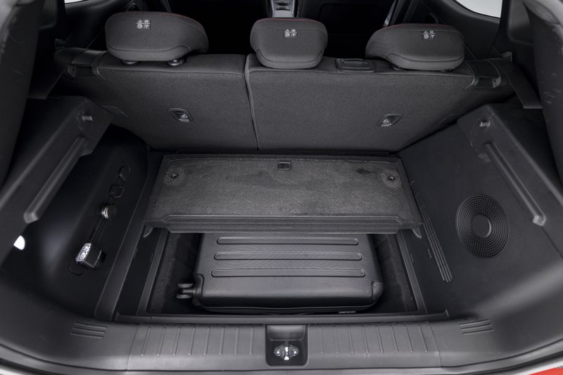 de kofferruimte met extra opbergvak van de IONIQ 3 van Hyundai