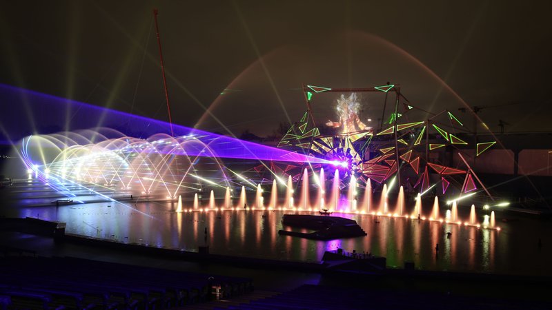 Spectacle nocturne de lumières et lasers au Futuroscope de Poitiers.