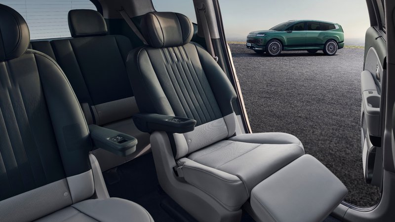 Sièges arrière individuels du Hyundai Ioniq 9 avec vue sur le SUV stationné à l’extérieur.