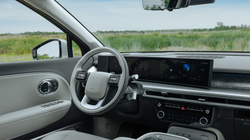 Poste de conduite du Hyundai Ioniq 9 : volant rectangulaire et double écran panoramique numérique.