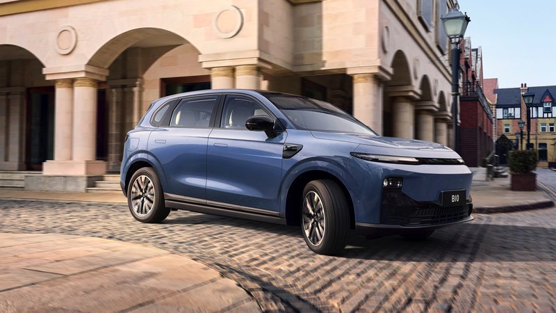 Une Leapmotor B10 de couleur bleue prenant un virage.