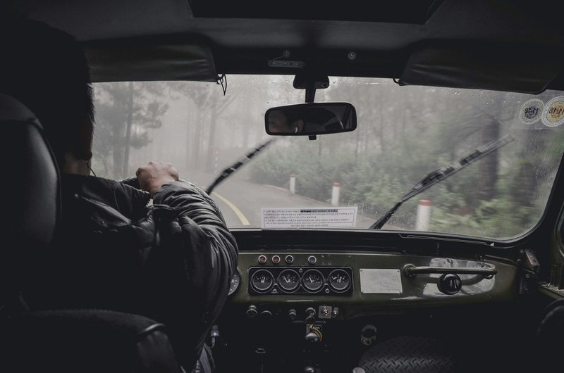 met de auto in de regen rijden