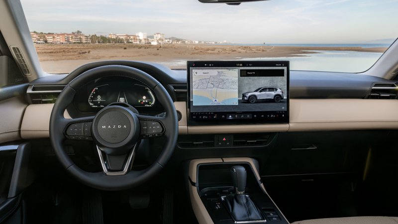 Habitacle du nouveau Mazda CX-5 avec grand écran central, instrumentation numérique et boîte automatique.
