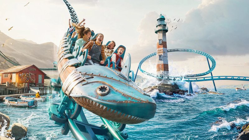 attraction en forme de requin avec des enfants assis.