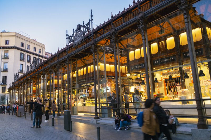 Een typische overdekte avondmarkt in Spanje.