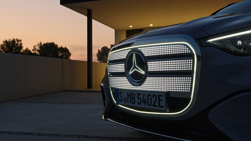 Calandre lumineuse du Mercedes GLC électrique, avec étoile centrale et signature rétrofuturiste à points lumineux.