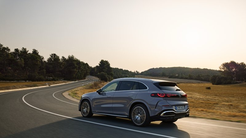 Mercedes GLC électrique en mouvement sur une route de montagne, vu de trois quarts avant.