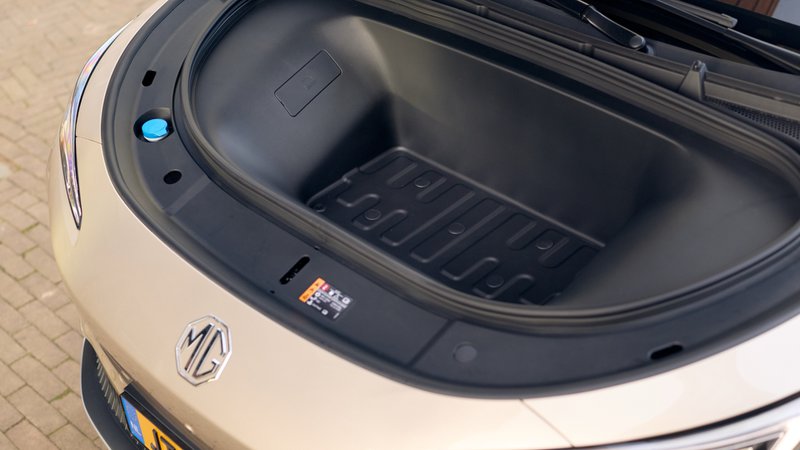 Compartiment de rangement avant du MG S6 électrique, situé sous le capot.
