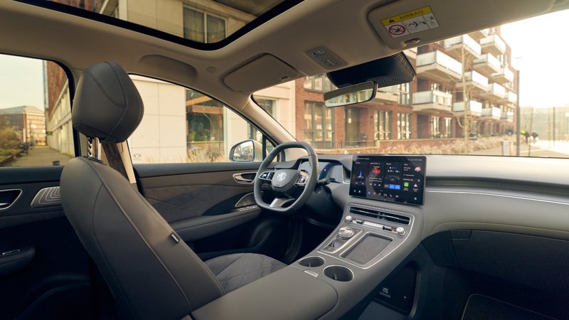 Écran central du MG S6 affichant Apple CarPlay, avec commandes physiques sous les aérateurs.