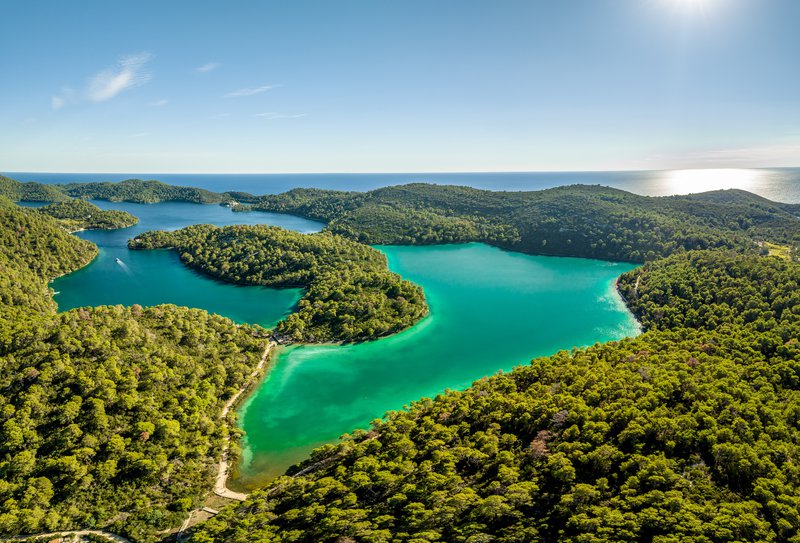 Smaragdgroen en blauw meer omringd door groene bossen in Kroatië
