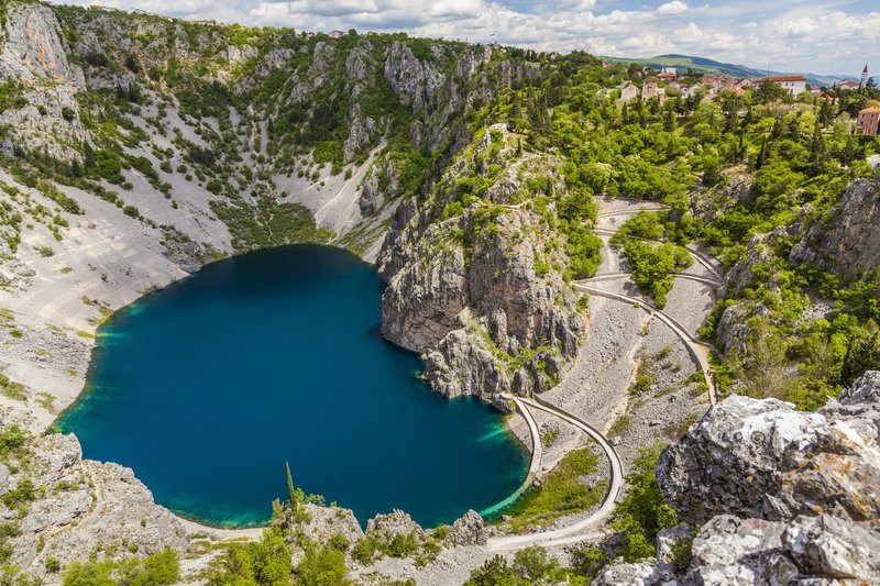 hartvormig meertje omzoomd door rotsen en groen in Kroatië