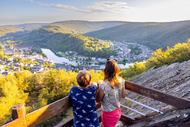 Franse Ardennen: twee mensen kijken naar een bocht in de Maas.