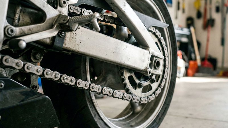 Close-up van motorketting en tandwiel in garage voor controle na winterstalling