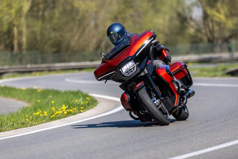 Harley-Davidson Street Glide Ultra in actie in de bocht