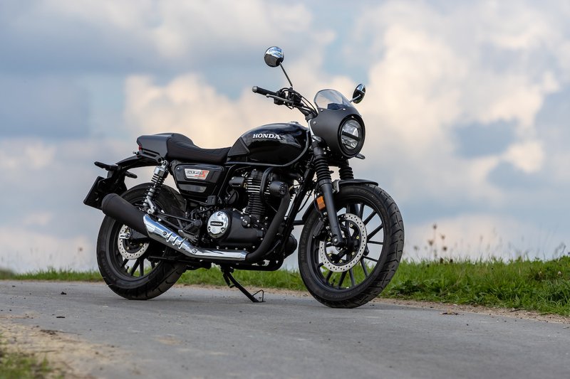 Honda GB350S geparkeerd op een landweg