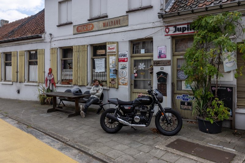 Honda GB350S geparkeerd voor een dorpscafé
