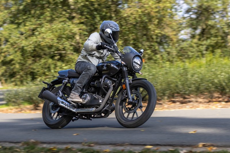 Honda GB350S in actie op een landweg