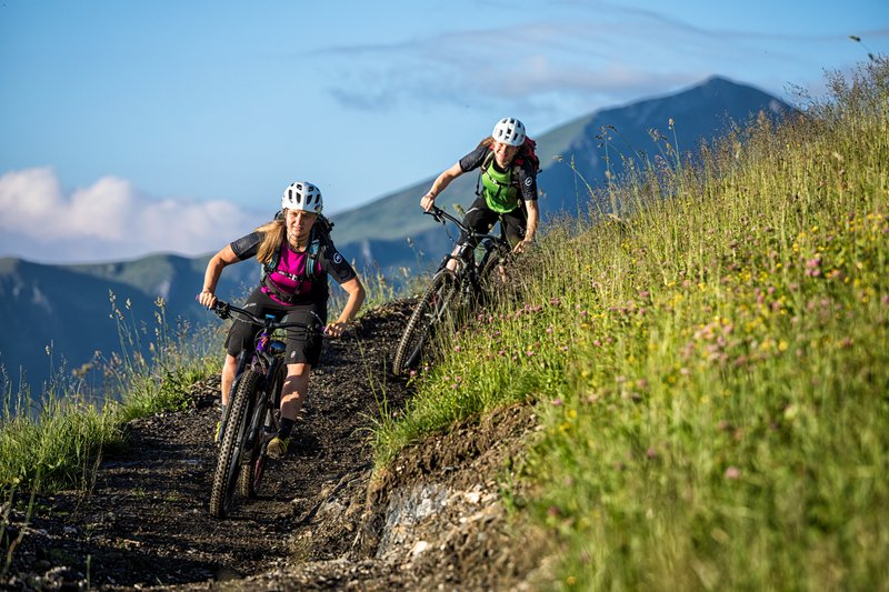 twee mountainbikers hoog in de groene bergen in SalzburgerLand