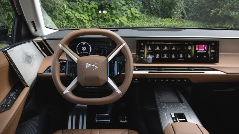 Intérieur du DS 8 avec volant gainé de cuir brun, tableau de bord numérique et grand écran central tactile
