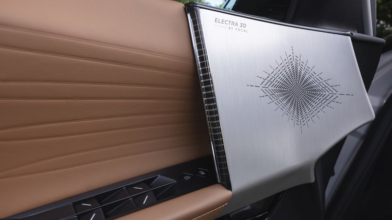 Détail du haut-parleur Electra 3D by Focal intégré dans la porte du DS 8, finition aluminium et cuir brun
