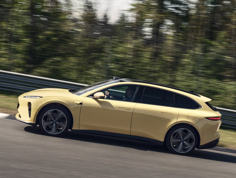 La Nio ET5 Touring sur route montre l’ambition des marques chinoises sur des segments plus premium et statutaires.