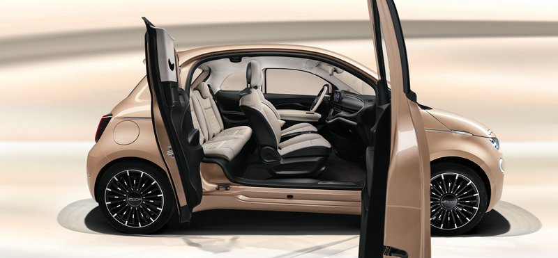 Petite voiture citadine beige avec deux portières ouvertes.