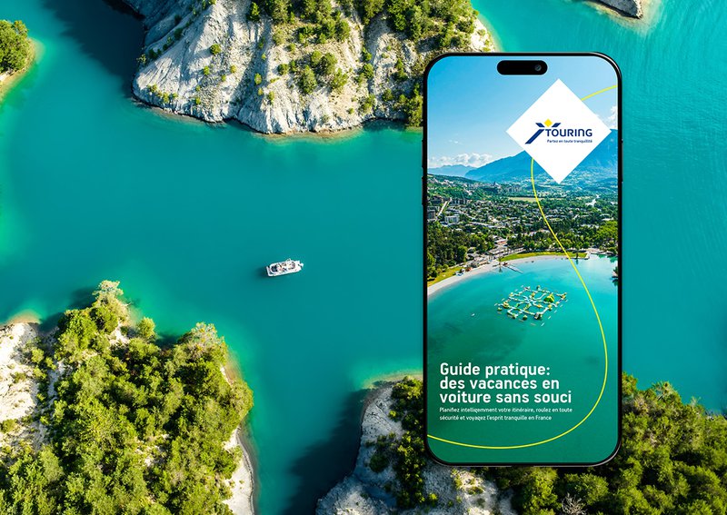 France vue aérienne sur un lac bleu-vert bordé de rochers verdoyants