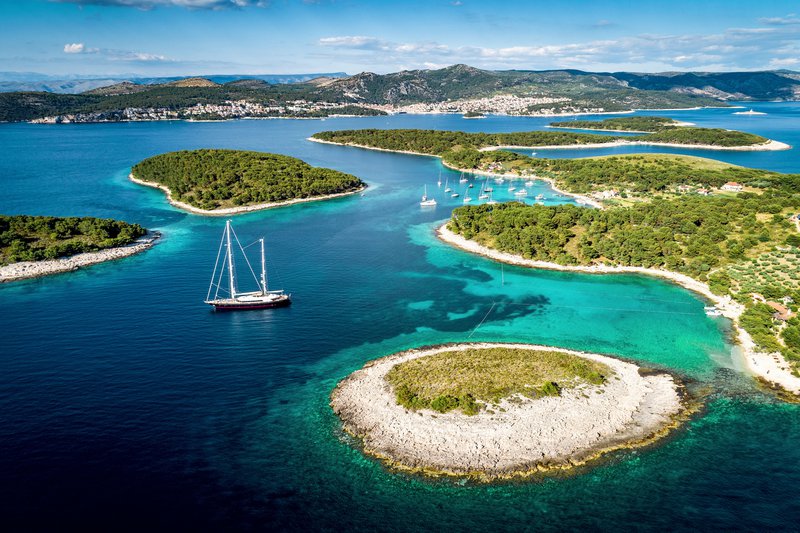Luchtfoto van de Paklinski-eilanden in Hvar, Kroatië. Turquoise waterbaaien met luxe jachten en zeilboten.