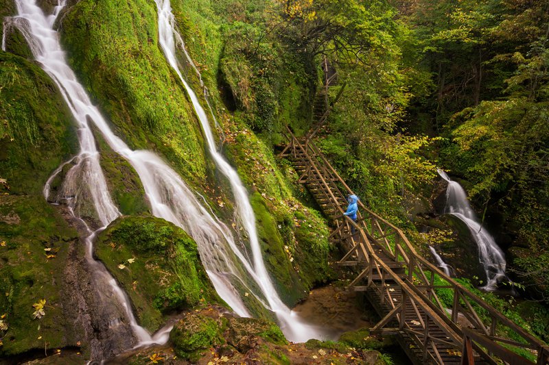 watervallen langs groene rotswanden in de ongerepte natuur in Kroatië
