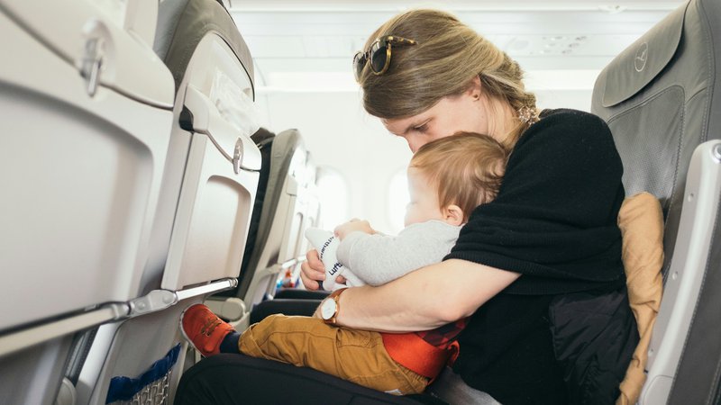 baby met ouder aan boord van een vliegtuig