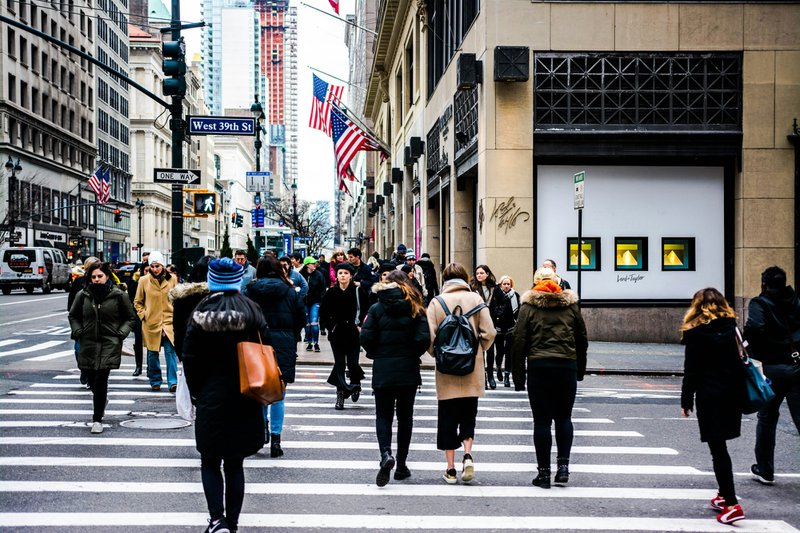 piéton sur le passage piéton