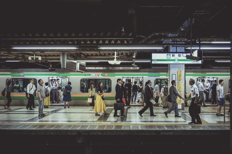 mensen die in het treinstation staan en rondlopen in Japan