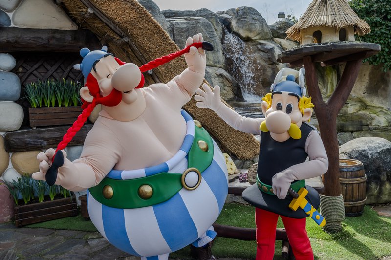 Obélix et Astérix dans l'un des parcs d'attractions les plus sympas de France : le Parc Astérix