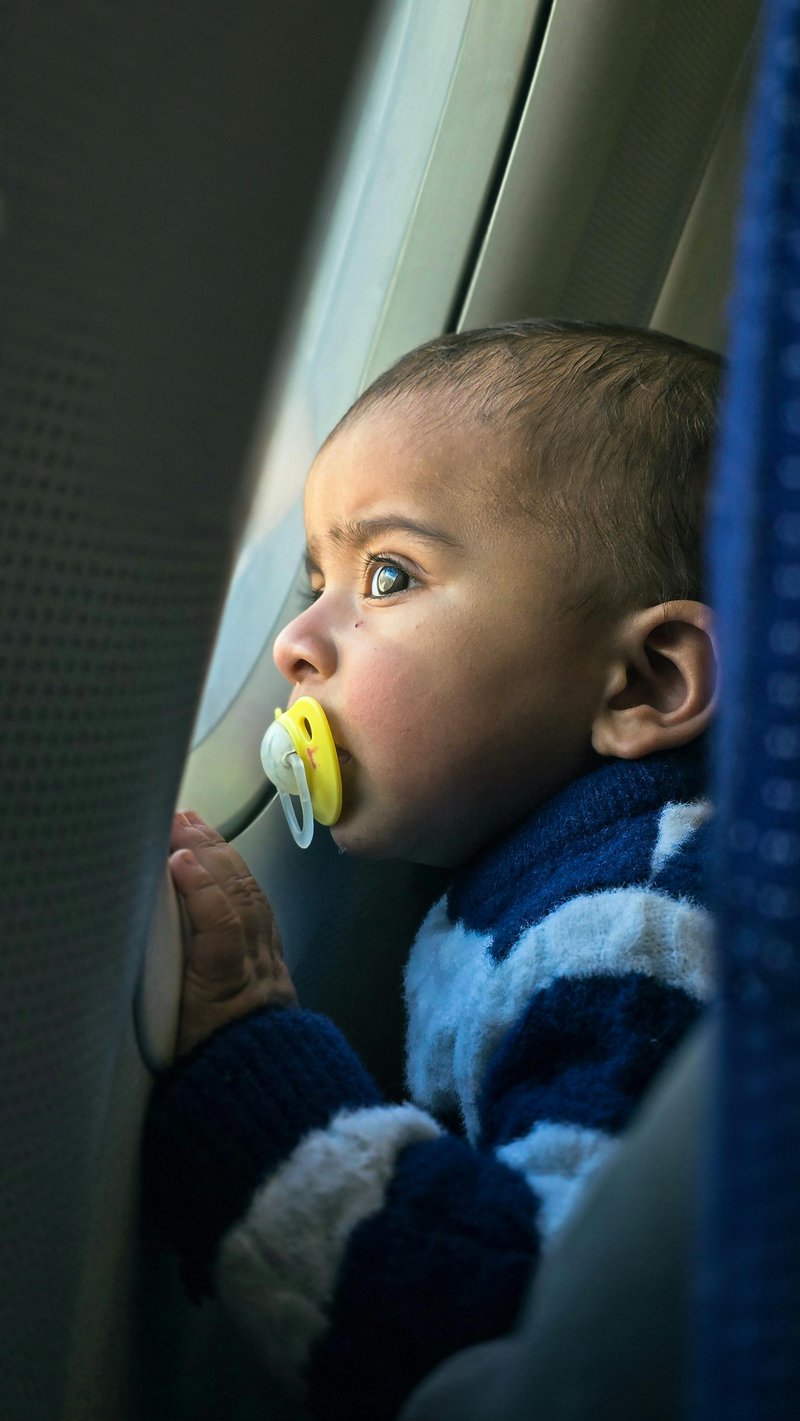 baby aan het raam in een vliegtuig