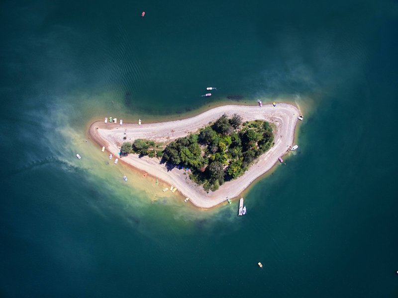 Pologne, vue aérienne sur petite île entourée de plages.