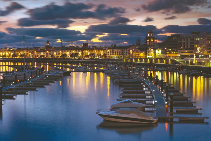 petits bateaux dans un port au crépuscule.