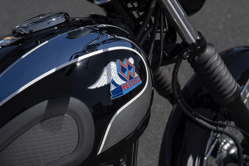 Detail van een motorfietslogo in close-up.