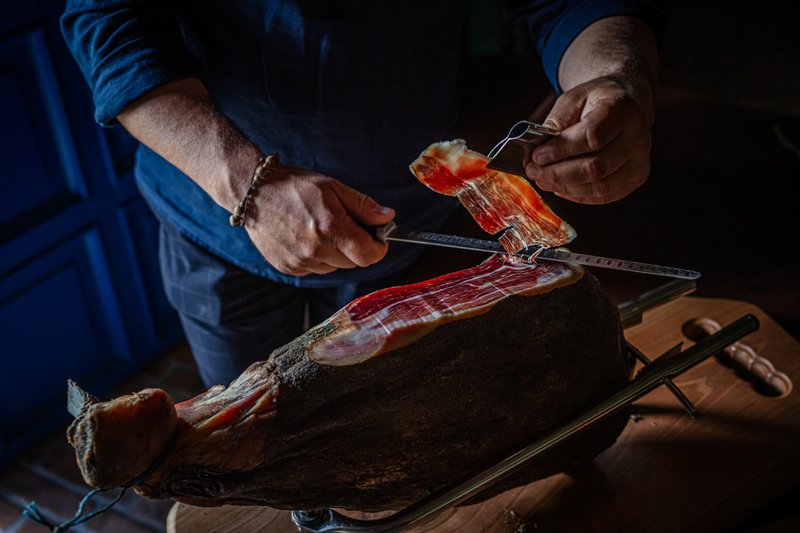 een dunne schelletje wordt van een ham gesneden in Kroatië
