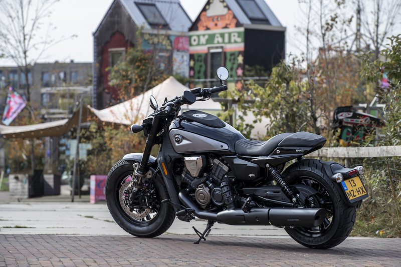 QJMotor SRV 600 V garé dans une banlieue