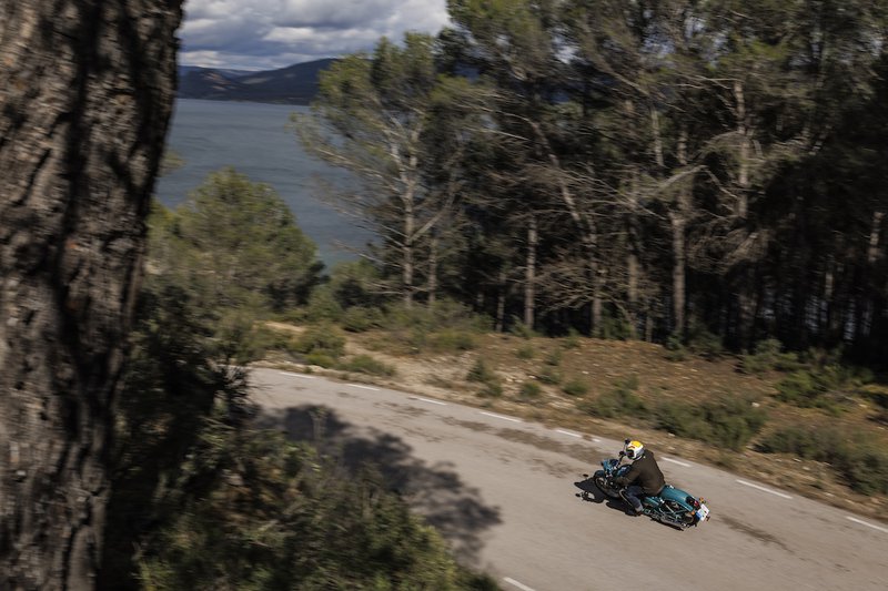 Vergezicht tijdens test Royal Enfield Classic 650 in Spanje