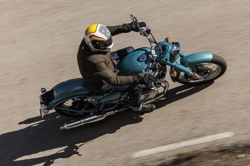 Royal Enfield Classic 650 bovenaanzicht op openbare weg.