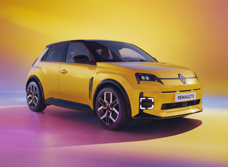 Renault R5 de couleur jaune sur fond coloré jaune et rose.